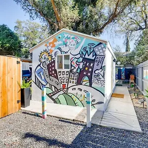Tiny Art House Near The Beat Holiday home Sacramento